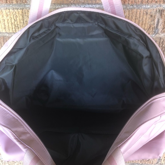Victoria's Secret Quilted Pink Logo Zipper Duffle Travel Tote Bag - NWT - Picture 4 of 6